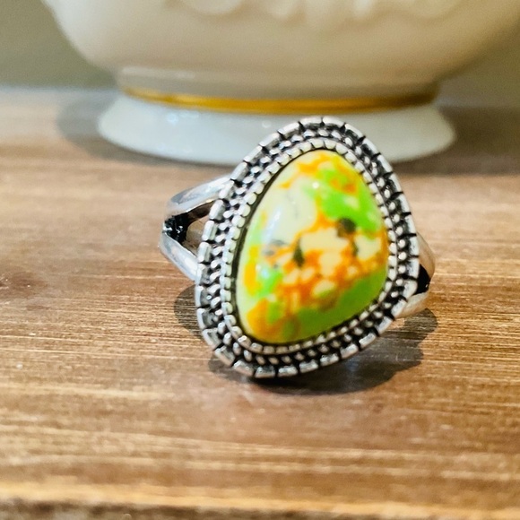 Woman's Handmade Vintage Boho Green Gemstone Unique Silver Tone Ring Size 8 - Picture 3 of 10